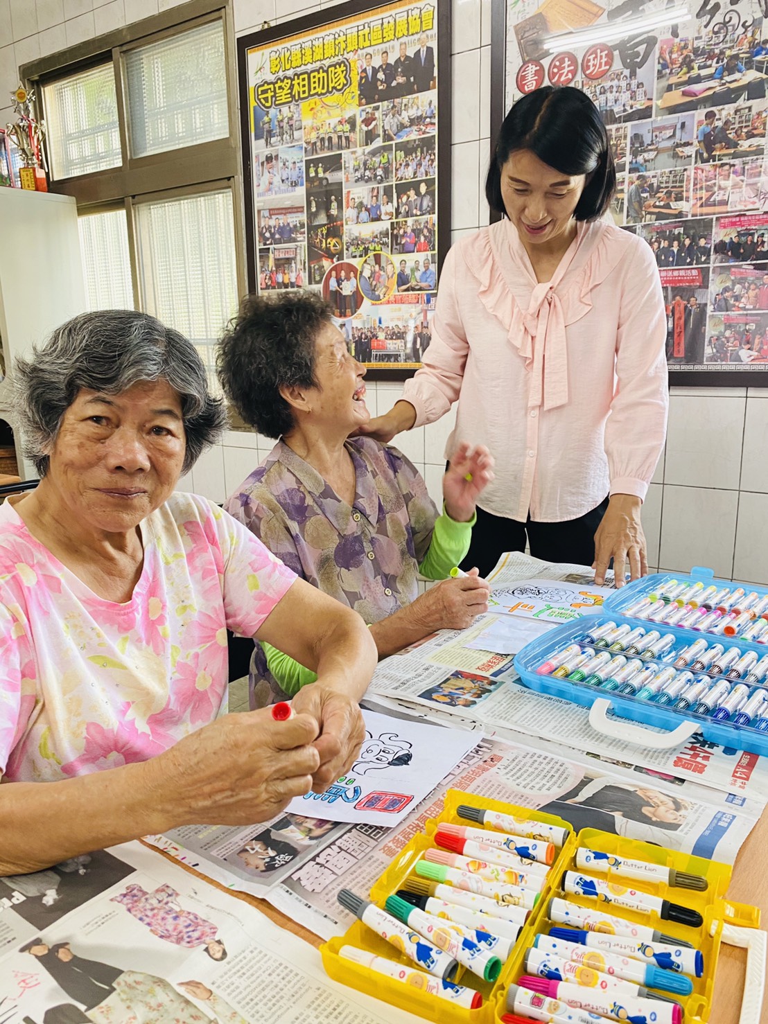 10月份鎮政活動剪影1091015黃鎮長瑞珠至社區關心老人學習，長輩們歡欣和鎮長話家常，分享創意作品，一筆一畫都是愛.美好良善的出發點，真、善、美，讓我們的長輩們從藝術創作中找回自己的笑容與藝術對話.
